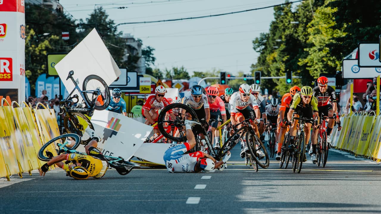 De zware crash in de Ronde van Polen in beeld.