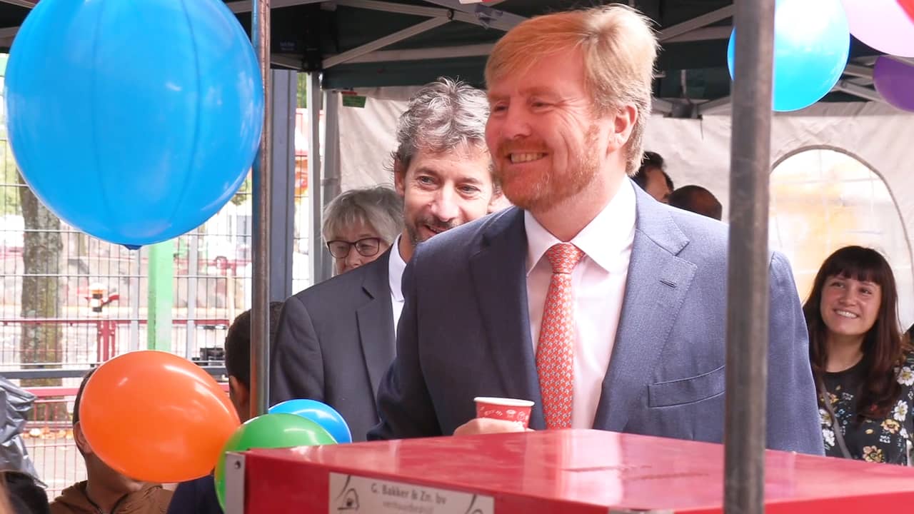 Koning brengt verrassingsbezoek aan Utrechtse wijk