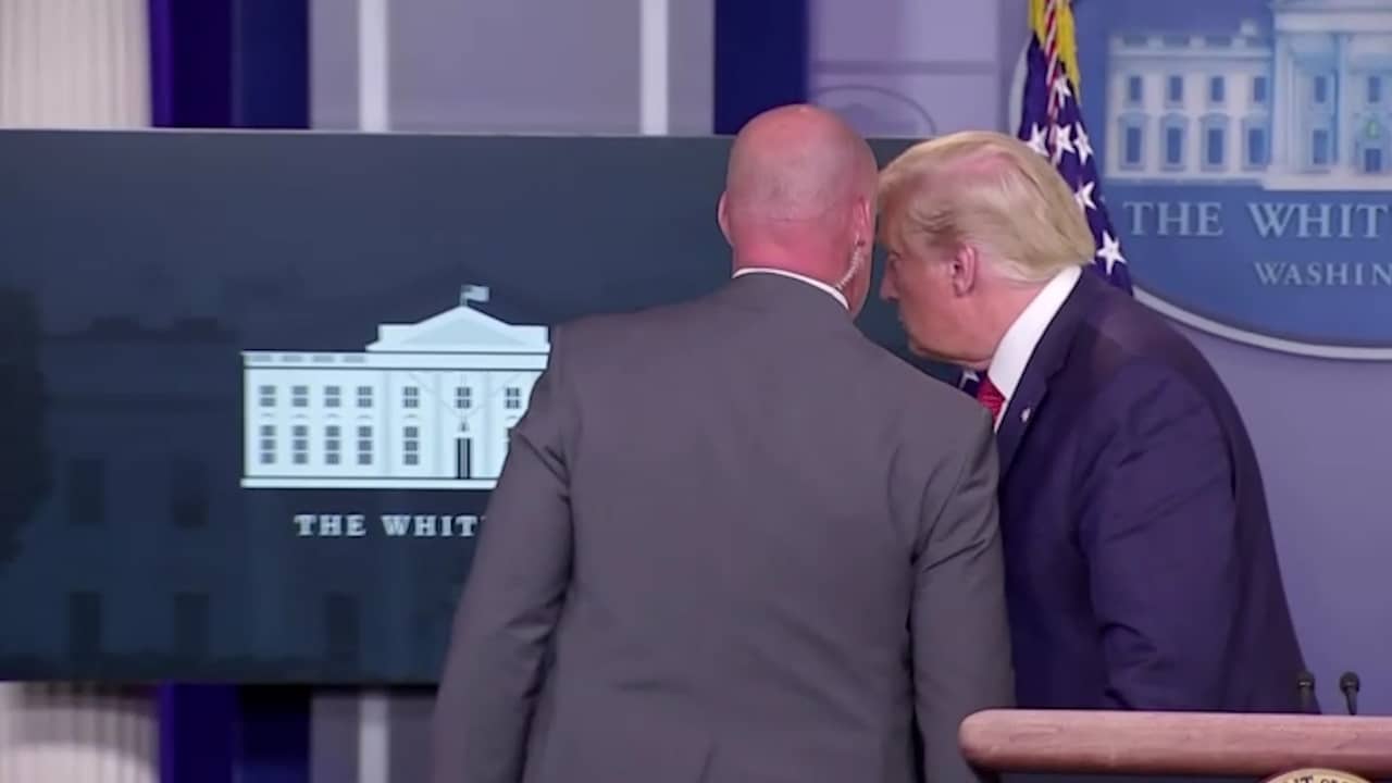 Beeld uit video: Trump weggevoerd tijdens persconferentie na schietincident bij Witte Huis