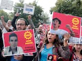 Demonstranten houden in Ankara borden om hoog met foto's van de slachtoffers.