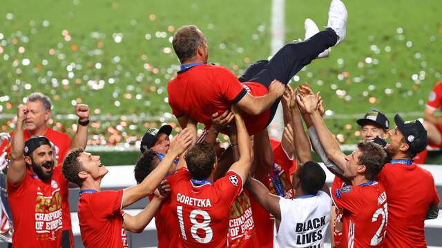 Hansi Flick ging vorig jaar op de schouders van zijn spelers na winst in de Champions League-finale.