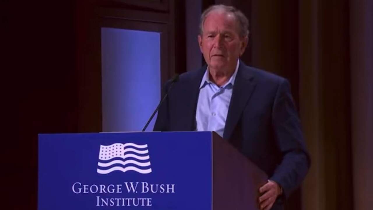 Beeld uit video: Oud-president Bush lijkt invasie van Irak te betreuren