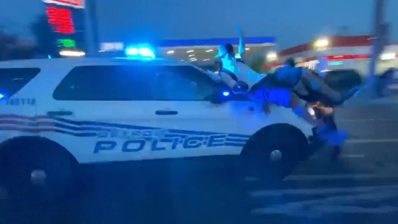 Beeld uit video: Politieauto rijdt BLM-demonstranten omver in Detroit