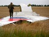 Een pro-Russische separatist staat op een wrakstuk van het MH17-vliegtuig op 17 juli 2014.