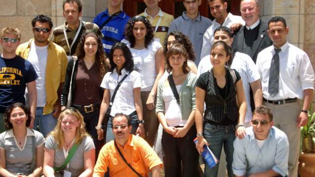 El Madkouri (onderste rij met oranje shirt) moest voor Forum onder meer voor oud-minister Maxim Verhagen (Buitenlandse Zaken) tijdens diens bezoek aan Israël en Palestina, een programma opzetten waarbij een gemixte groep jongeren hem vergezelde.
