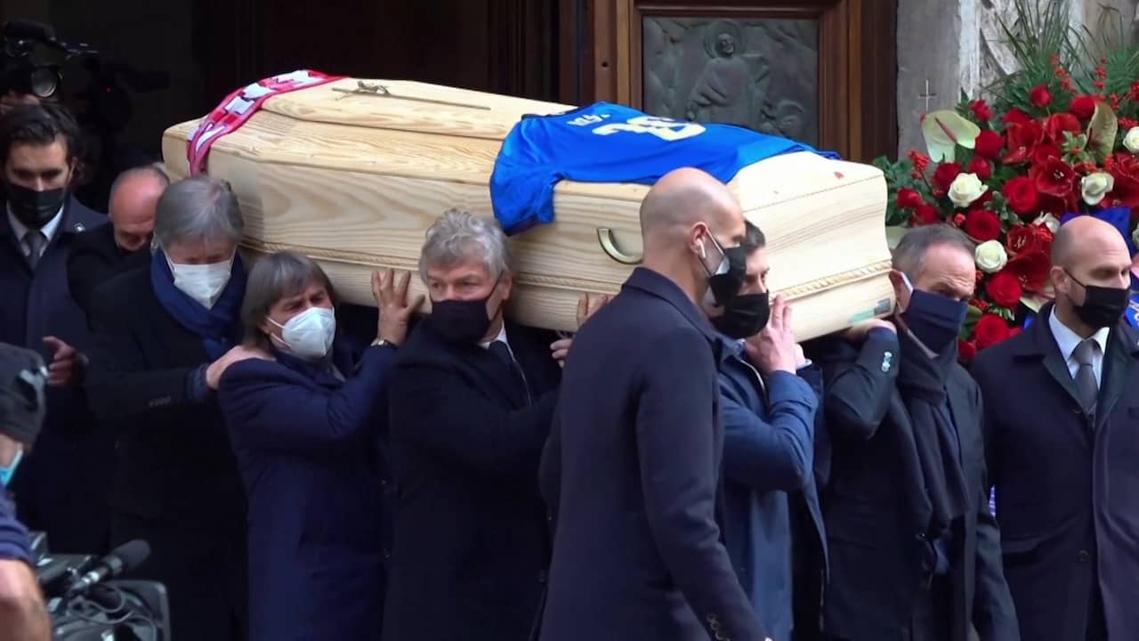 Beeld uit video: Oud-ploeggenoten Rossi dragen zijn kist op begrafenis