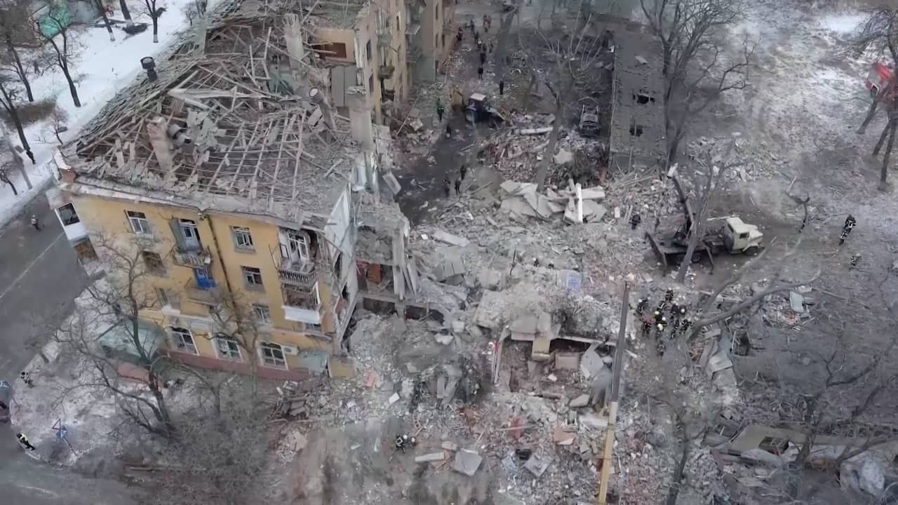 Beeld uit video: Dronebeelden tonen ravage na dodelijke raketaanval in Oekraïne