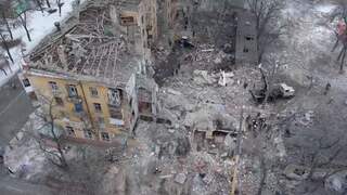 Dronebeelden tonen ravage na dodelijke raketaanval in Oekraïne
