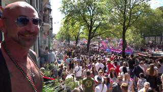 Topdrukte langs Amsterdamse grachten voor terugkeer Canal Pride