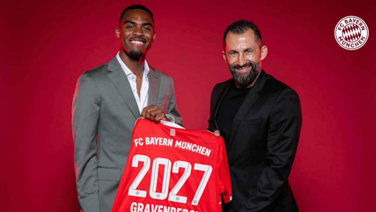 Ryan Gravenberch proudly poses with the Bayern shirt.