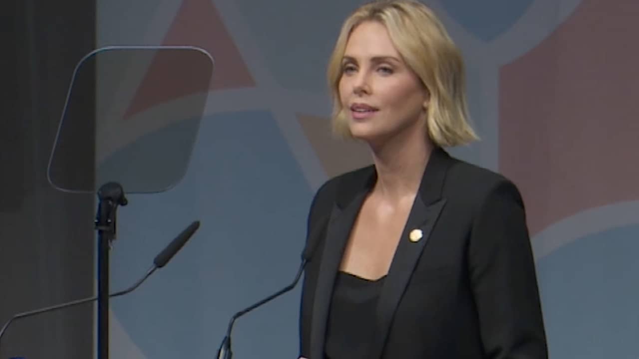 Beeld uit video: Charlize Theron prijst Nederlandse openheid in speech op AIDS2018