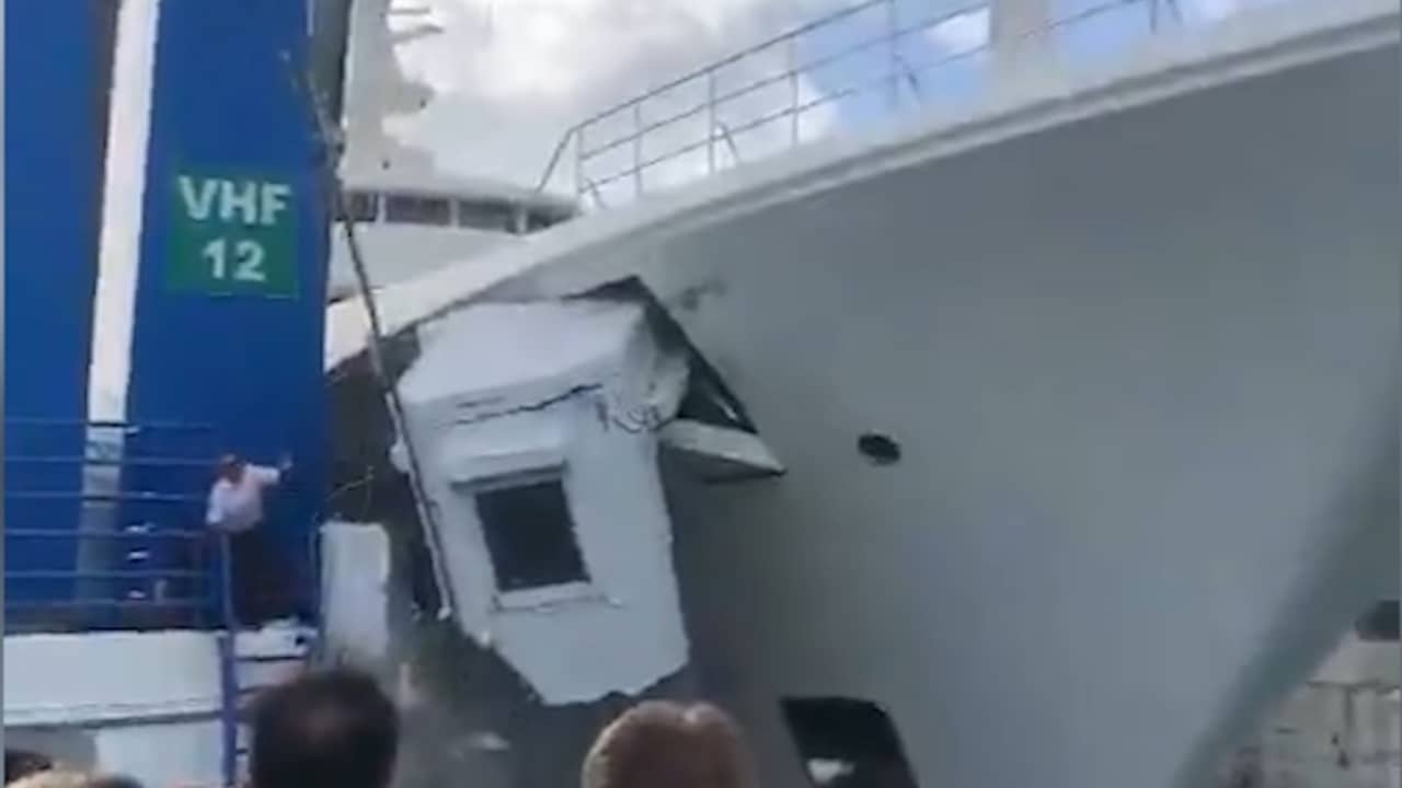 Luxejacht botst tegen openstaande brug op Sint-Maarten