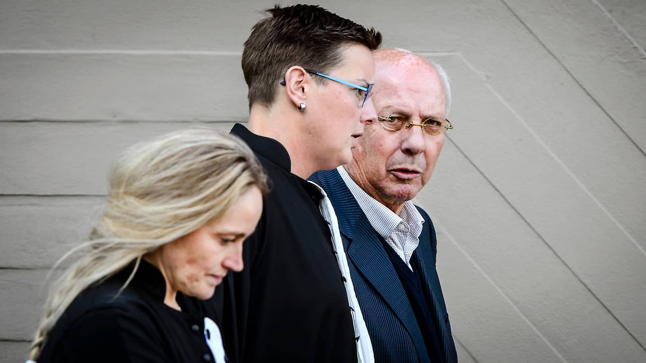  Ex-topman van woningcorporatie Rochdale, Hubert Mollenkamp, en zijn advocaat Petra van Kampen (M), tijdens een schorsing bij de rechtbank van Amsterdam. 