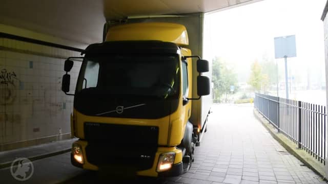 Chauffeur rijdt vrachtwagen klem onder fietstunnel in Eindhoven