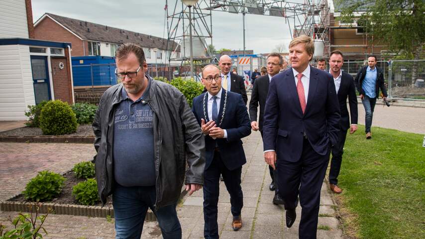 Koning Willem-Alexander bezoekt door bevingen getroffen Appingedam