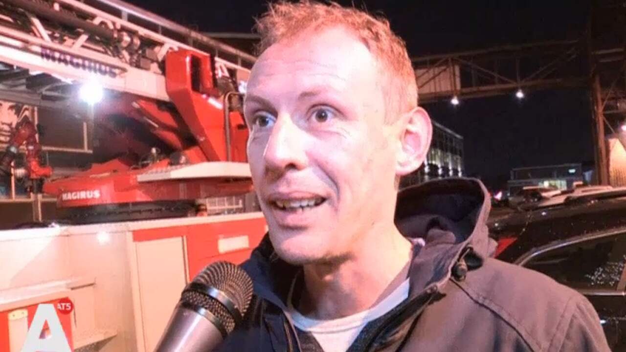 Man vast in hoogwerker bij ophangen kerstverlichting