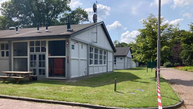 De witte gebouwen waarin de Afghaanse vluchtelingen verblijven.