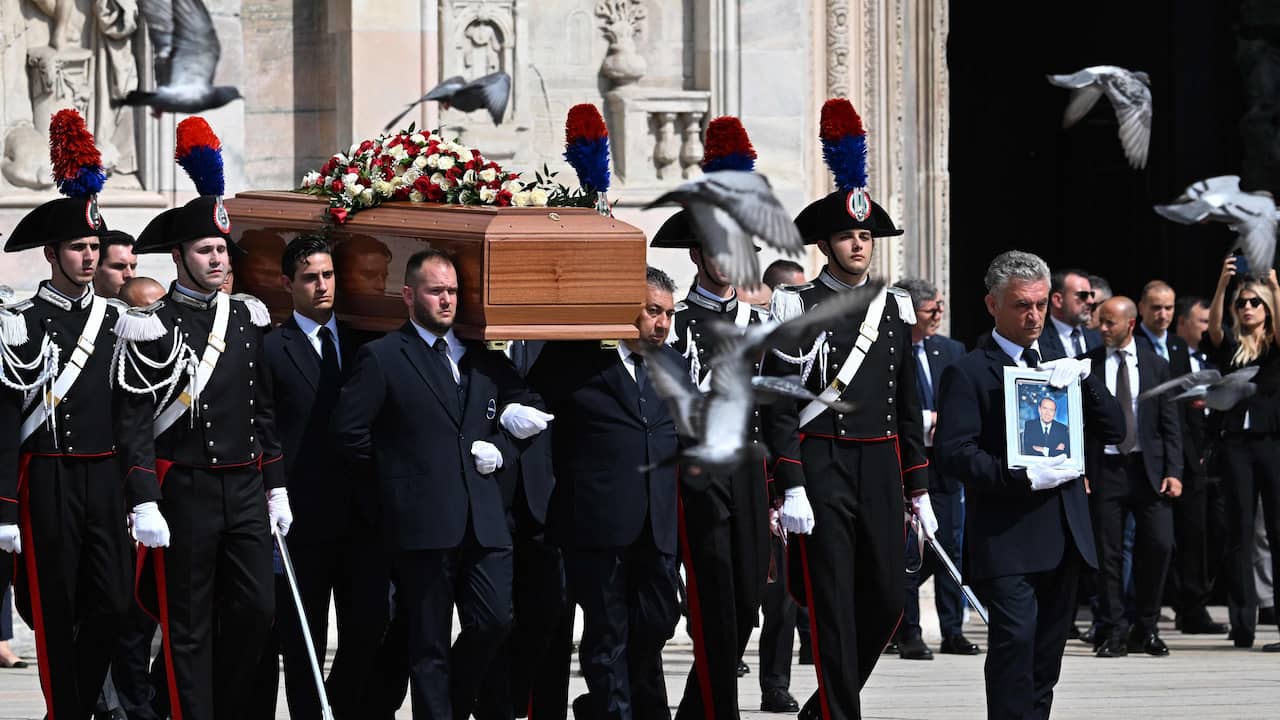 Beeld uit video: Zo nam Italië afscheid van oud-premier Berlusconi