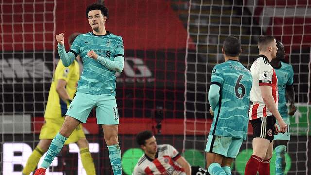 Curtis Jones viert de openingstreffer voor Liverpool.