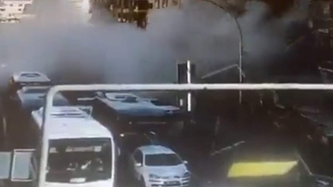Beeld uit video: Gebouw van zes verdiepingen in Turkije stort in