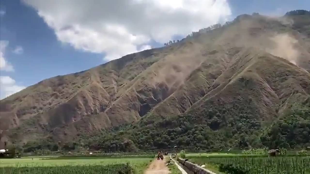 Beeld uit video: Nieuwe aardbeving op Lombok veroorzaakt aardverschuivingen