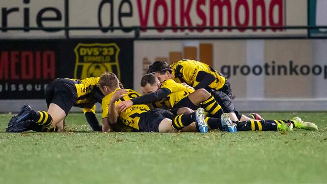 De 0-2 van Benjamin Roemeon werd uitgebreid gevierd door de spelers.
