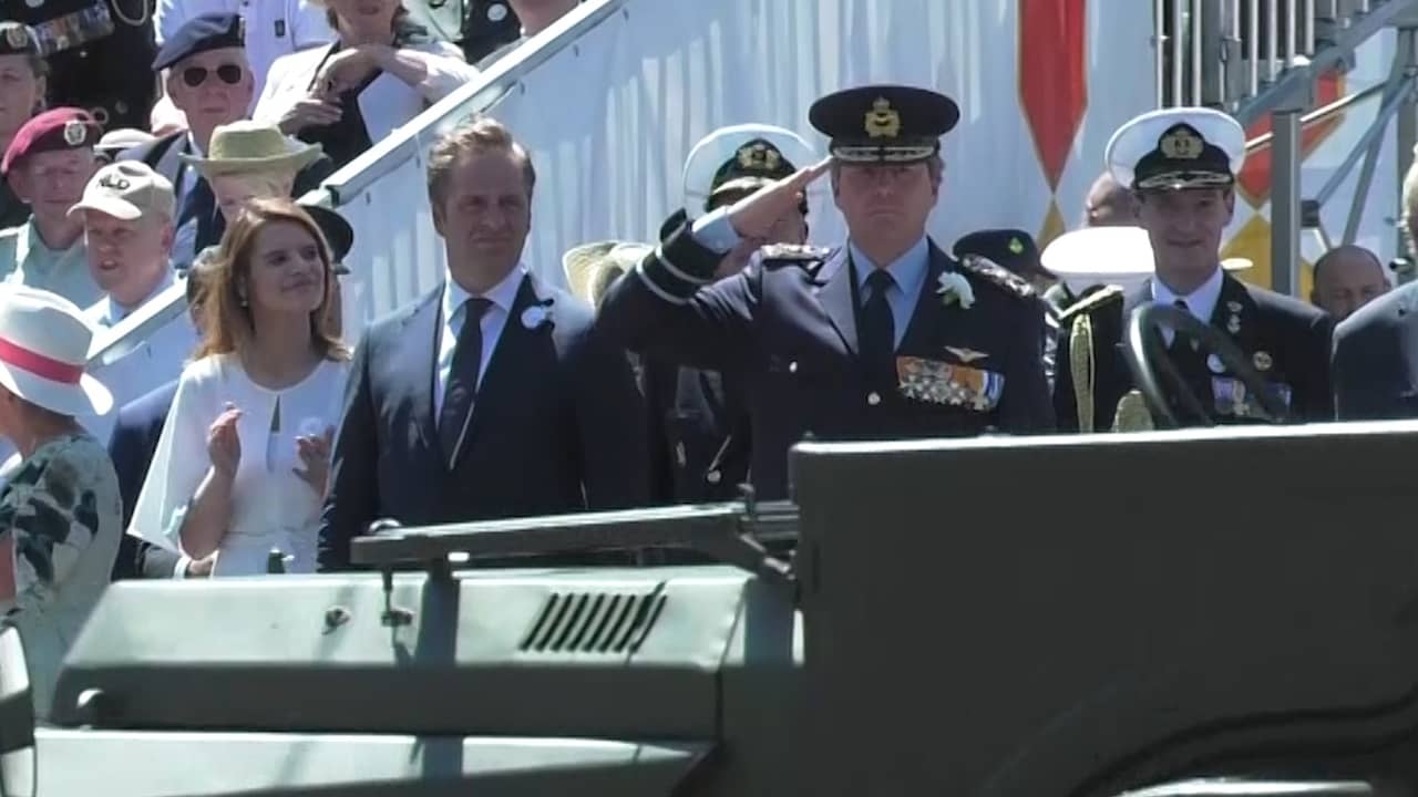 Beeld uit video: Koning neemt defilé af tijdens Veteranendag in Den Haag