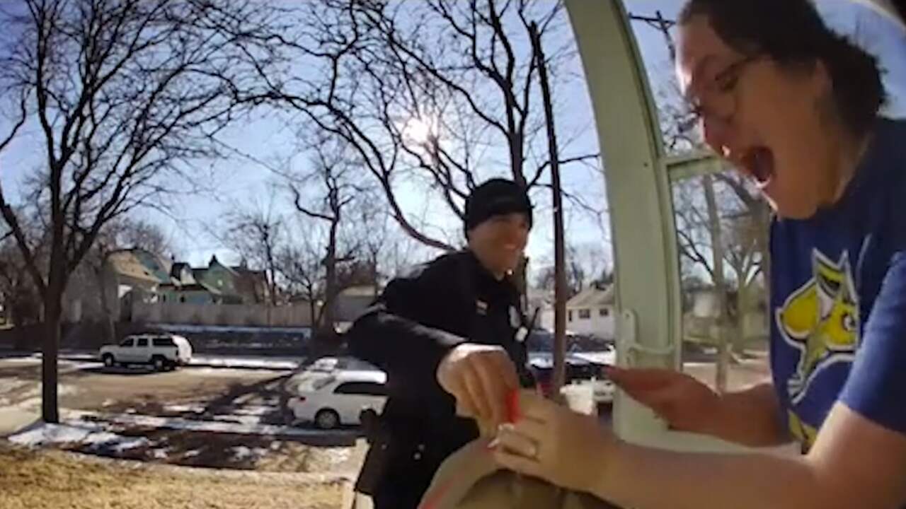 Beeld uit video: Amerikaanse agent levert maaltijd af na arrestatie bezorger