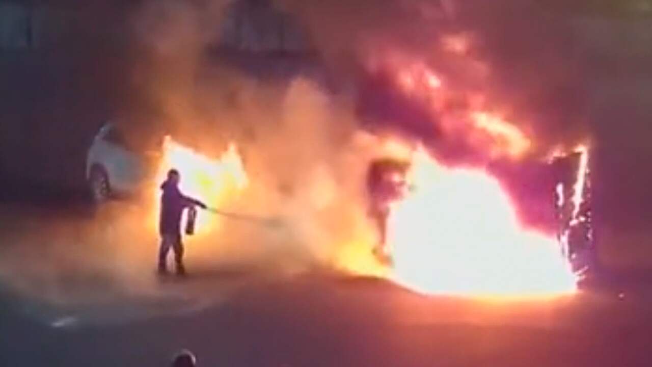Beeld uit video: Omstanders bevrijden bestuurder uit brandend busje in China