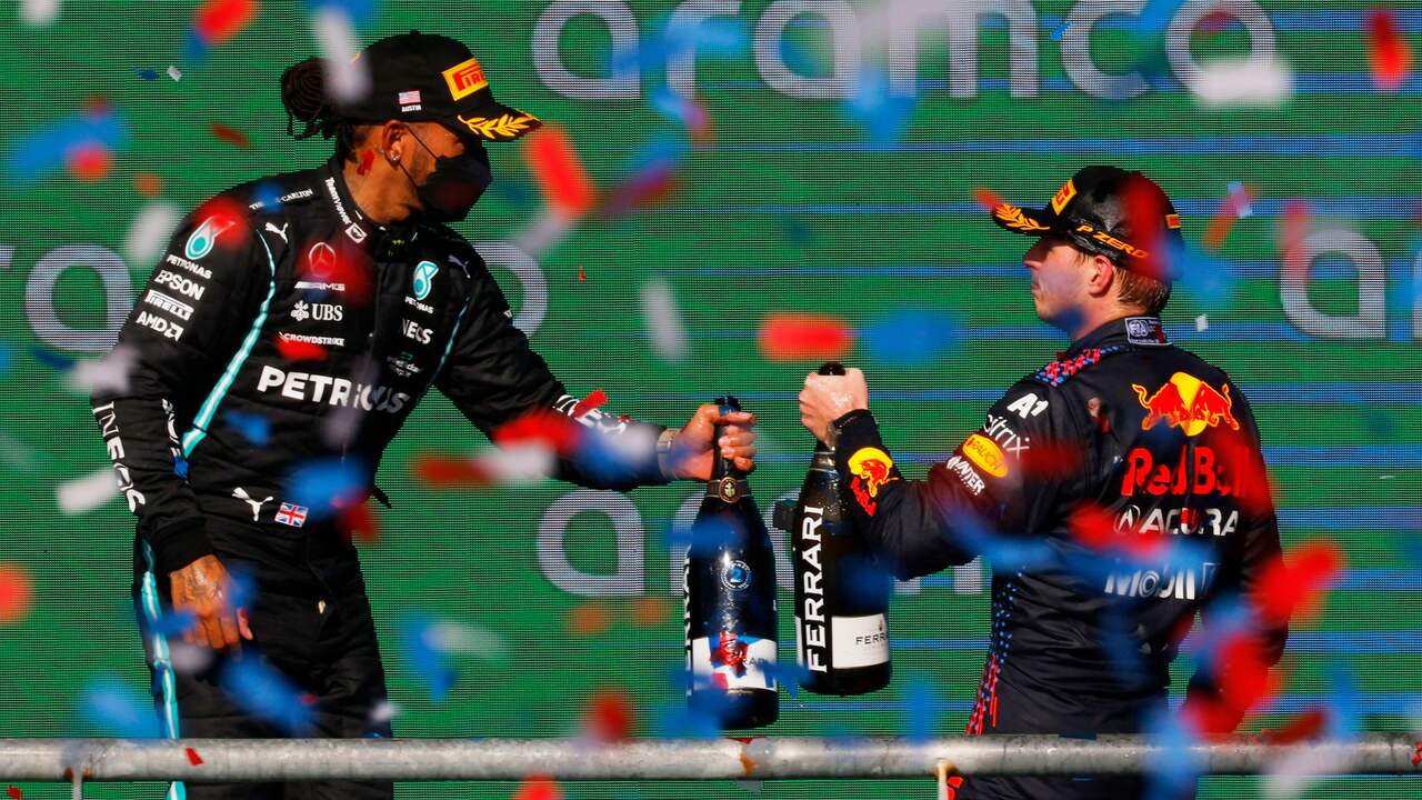 Lewis Hamilton en Max Verstappen proosten op de zege van Verstappen.