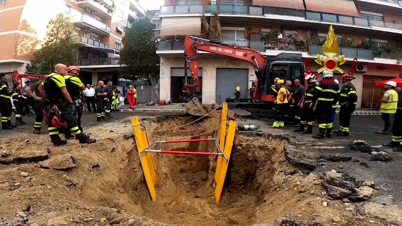 Beeld uit video: Brandweer redt man uit geheime tunnel in Rome
