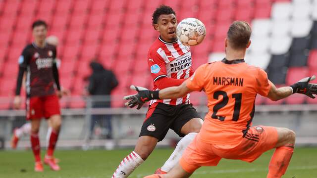 Donyell Malen tekende voor de 1-1 tegen Feyenoord.