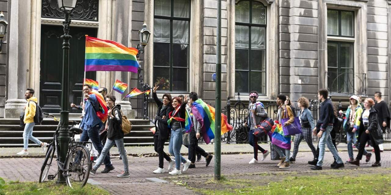 Ongeveer 15.000 mensen lopen mee met Pride Walk in Amsterdam
