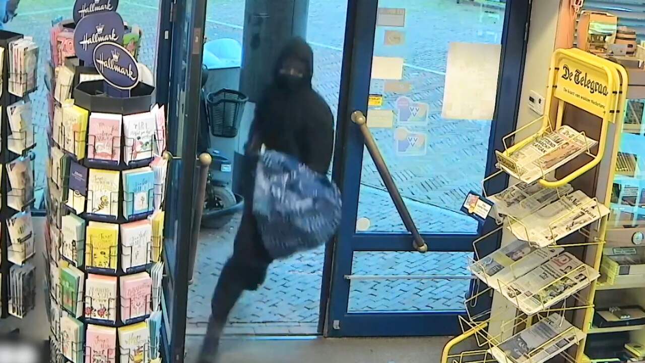 Beeld uit video: Overvallers met groot mes slaan twee keer op een dag toe in Almere