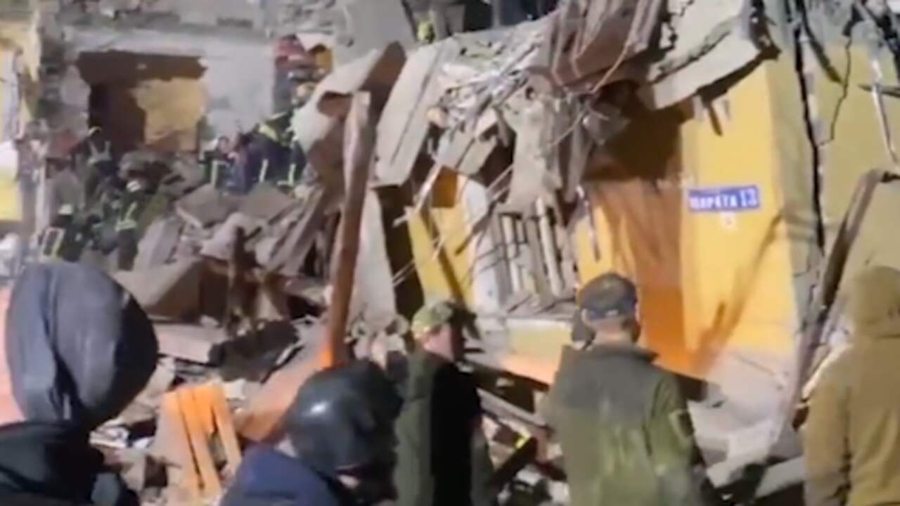 Beeld uit video: Oekraïense hulpdiensten zoeken vermisten onder puin na raketaanval