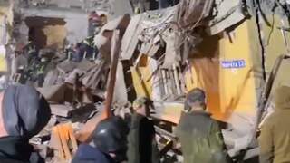 Oekraïense hulpdiensten zoeken vermisten onder puin na raketaanval