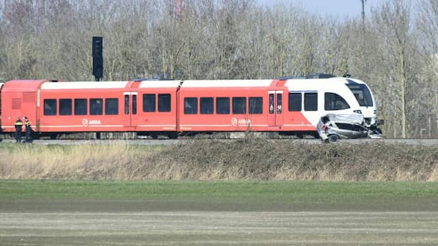 Twee doden na botsing auto en trein op overgang Harlingen. Twee doden na botsing auto en trein op overgang Harlingen.