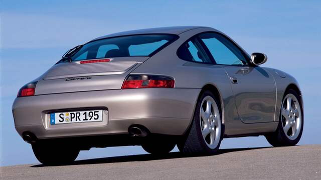 De 996 is het ontwerp van de beroemde Nederlandse Porsche-designer Harm Lagaay.