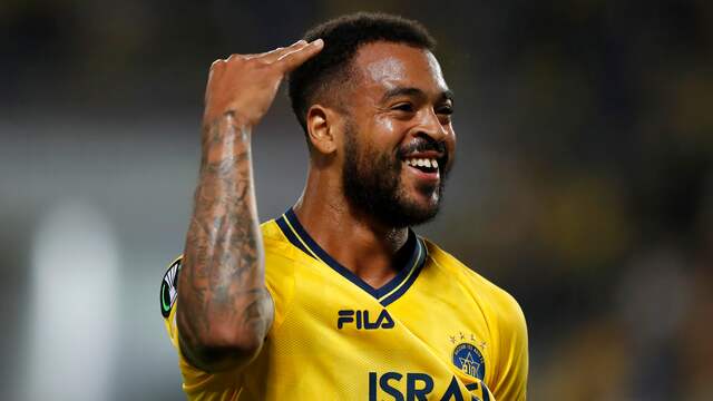 Brandley Kuwas was trefzeker voor Maccabi Tel Aviv