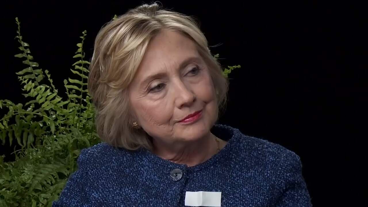 Beeld uit video: Zach Galifianakis interviewt Hillary Clinton in Between Two Ferns