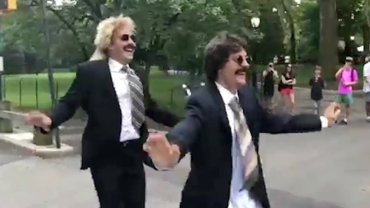 Vermomde Justin Bieber gaat dansend door Central Park