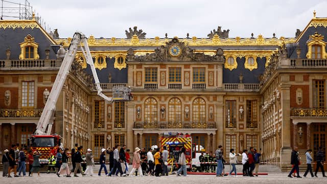 Rookpluimen stijgen op uit paleis van Versailles door brand