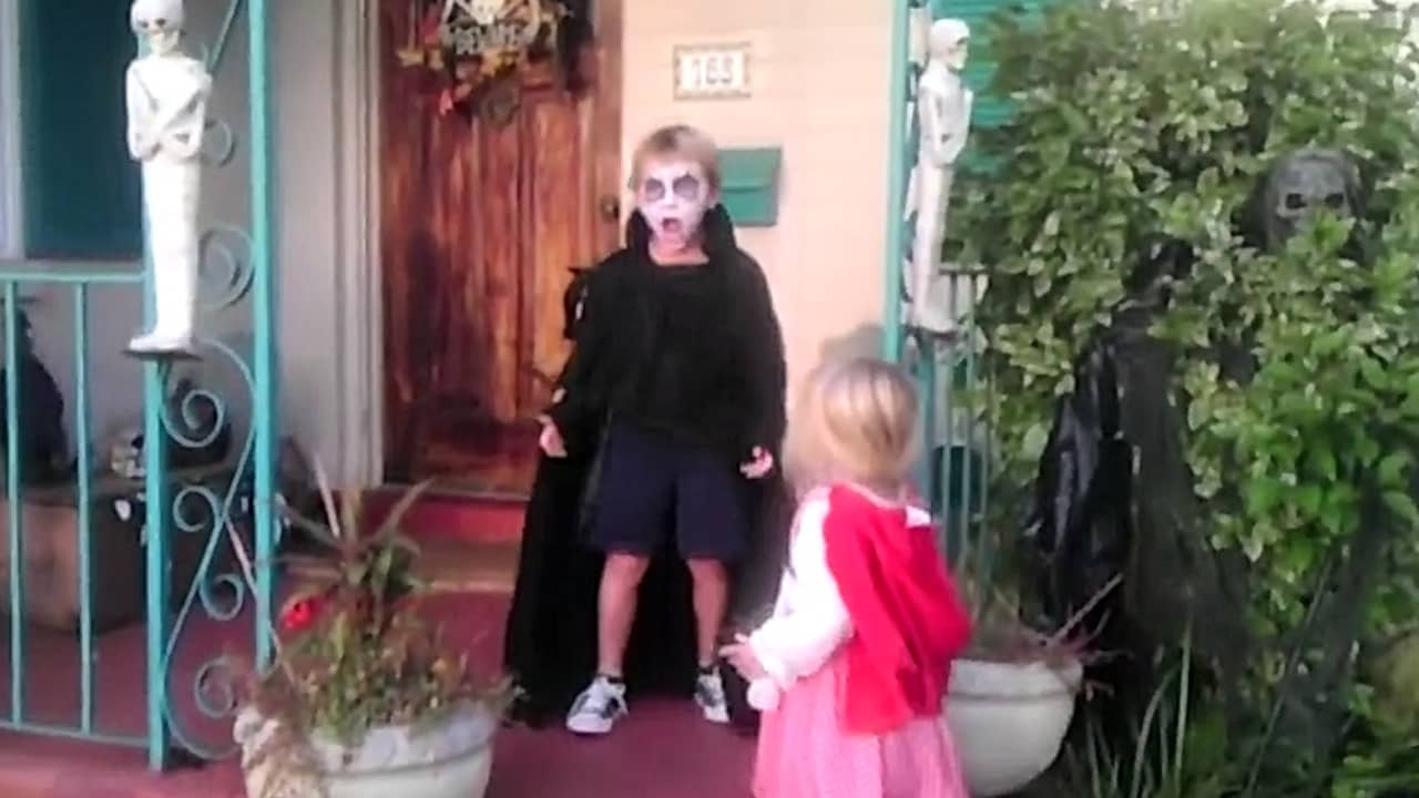 Beeld uit video: Geweldig: meisje komt in actie als broer schikt van Halloween decoratie