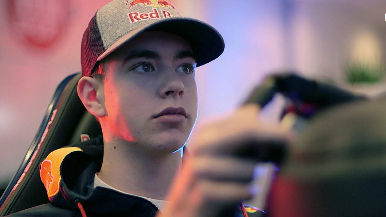 Beeld uit video: Met racetalent Richard Verschoor over het circuit van Shanghai