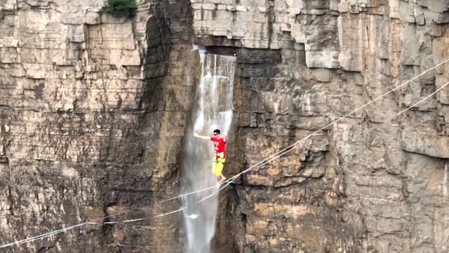 Atleet loopt op 186 meter hoogte over koord in China
