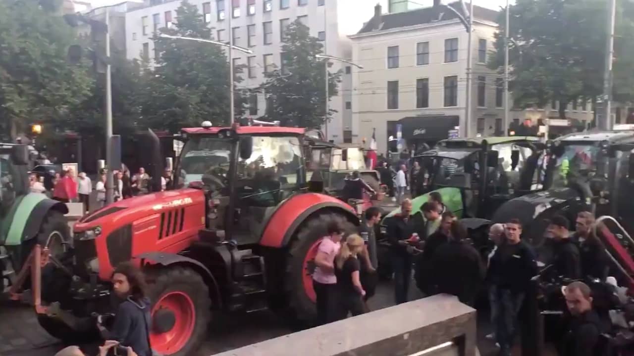 Beeld uit video: Boeren verzamelen zich bij Binnenhof voor spontaan protest