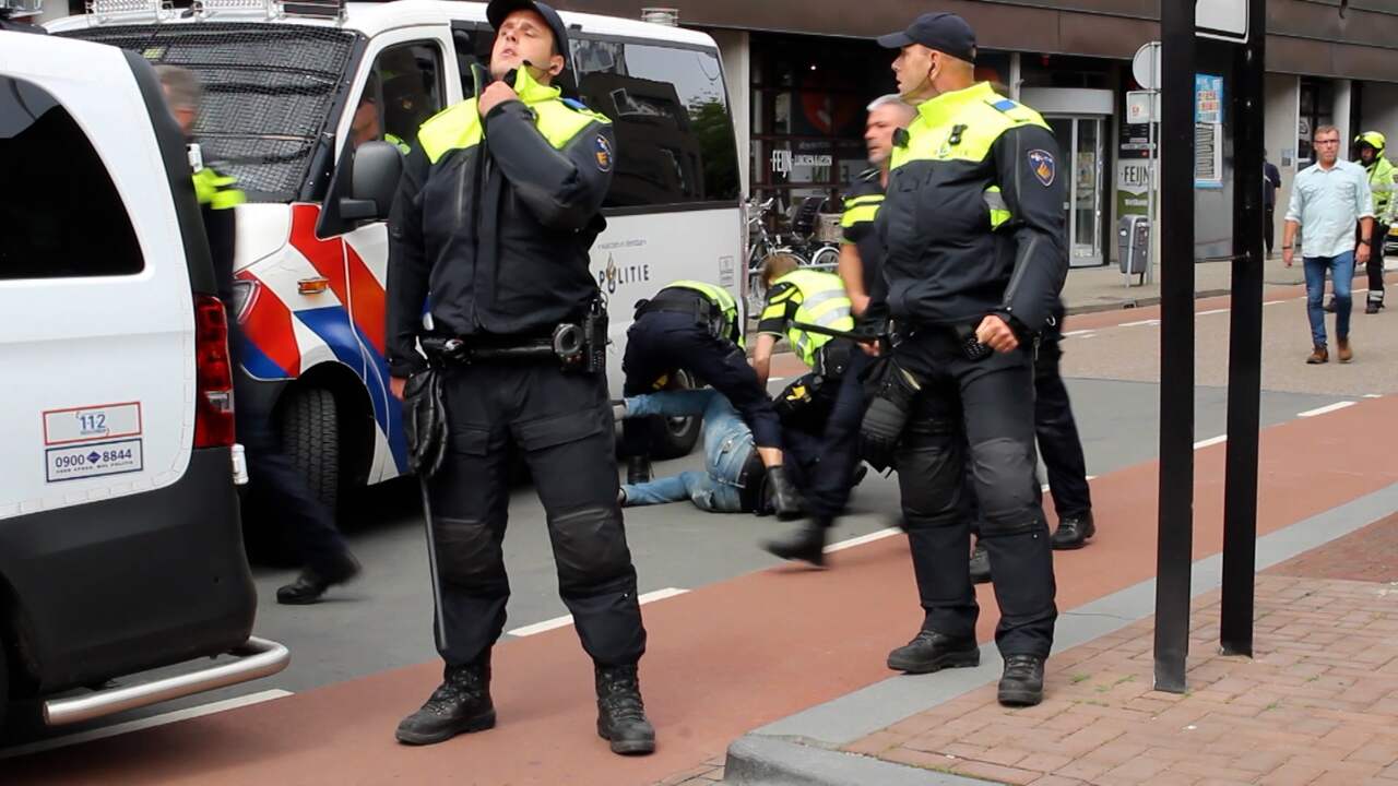 Beeld uit video: Demonstranten raken slaags met politie tijdens protest in Almelo