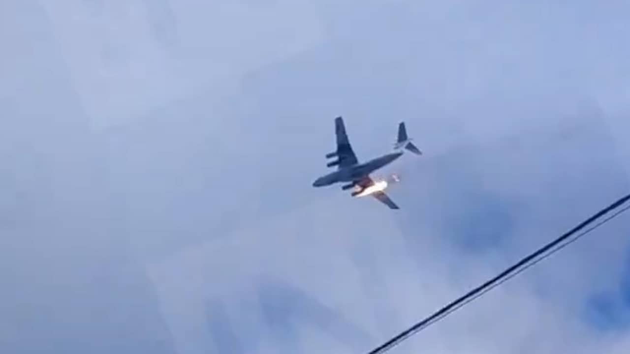 Beeld uit video: Russisch militair vliegtuig met motorproblemen crasht vlak na opstijgen