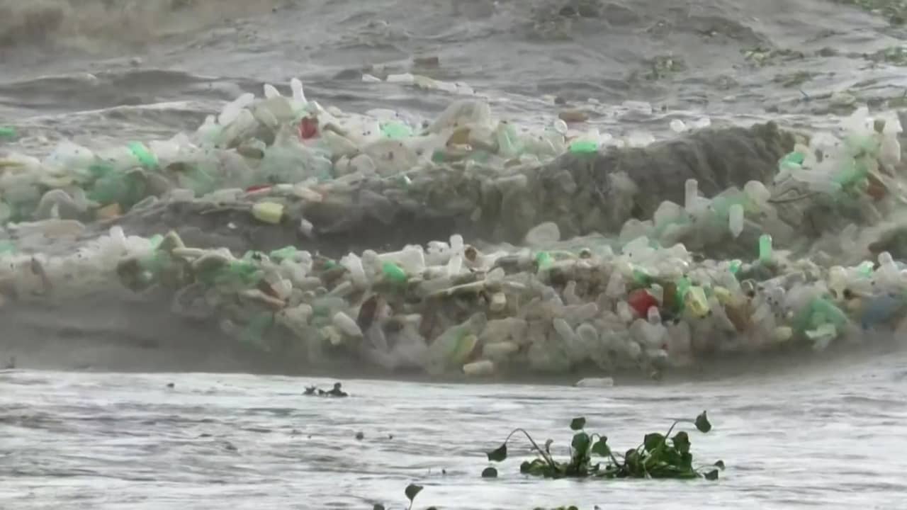 Golven vol afval vervuilen Zuid-Afrikaanse kust