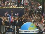Amerikaanse voetbalsters gehuldigd met grote parade in New York